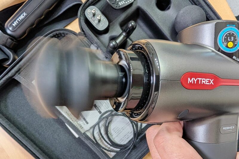 高速で動作するMYTREX 手圧変動マッサージガン「REBIVE2」